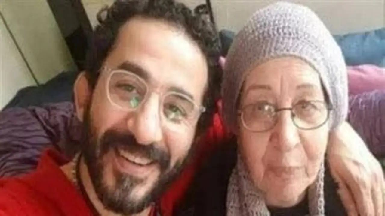 وداع مؤثر.. تشييع والدة أحمد حلمي بعد صلاة الجمعة في بنها